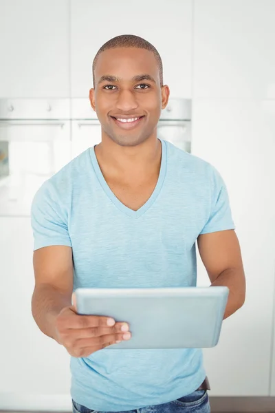 Uomo sorridente utilizzando tablet — Foto Stock