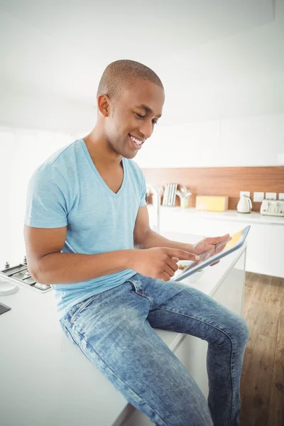 Homem usando tablet na cozinha — Fotografia de Stock