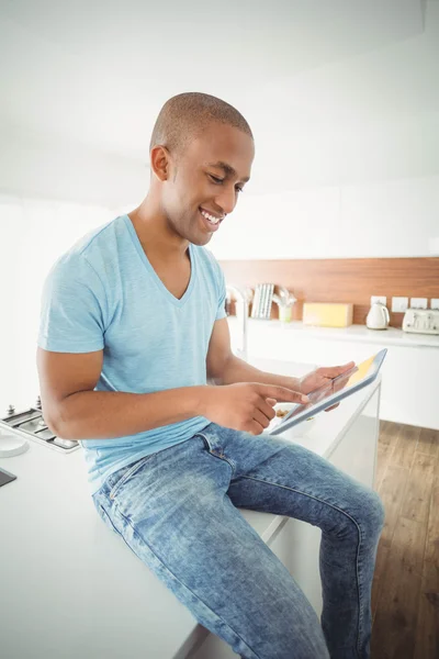 Uomo che utilizza tablet in cucina — Foto Stock