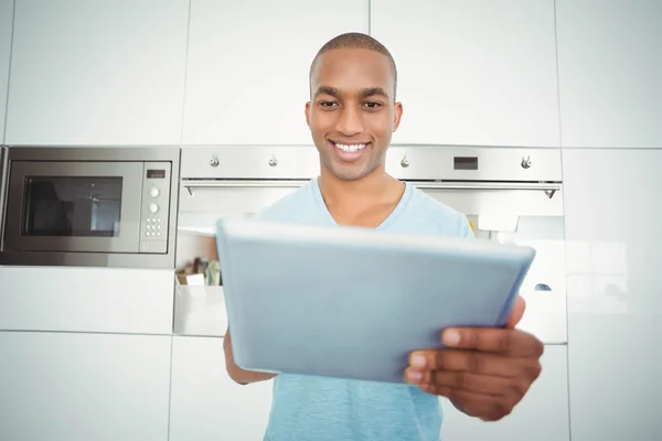 Homem usando tablet na cozinha — Fotografia de Stock