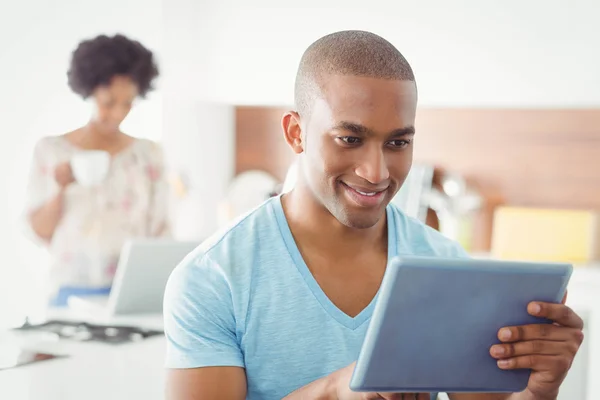 Uomo sorridente utilizzando tablet — Foto Stock