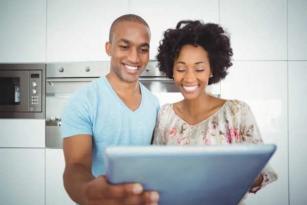 Pareja sonriente usando tableta juntos —  Fotos de Stock