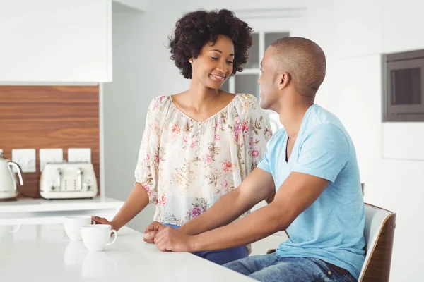 Sorridente coppia parlando — Foto Stock