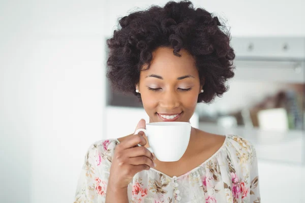 Mulher segurando caneca branca — Fotografia de Stock