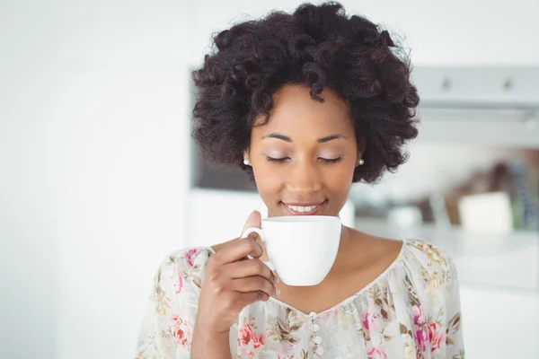 Femme tenant une tasse blanche — Photo