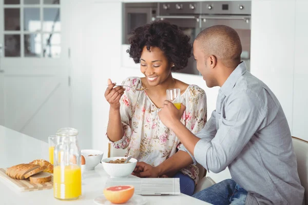 Casal tomando café da manhã juntos — Fotografia de Stock