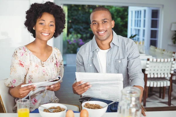 Couple reading magazine and documents — Stock Photo, Image