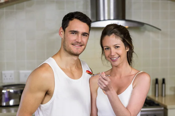 Joven mujer alimentación desayuno a su hombre — Foto de Stock