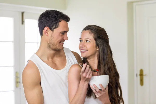 Jeune couple prenant le petit déjeuner en cuisine — Photo