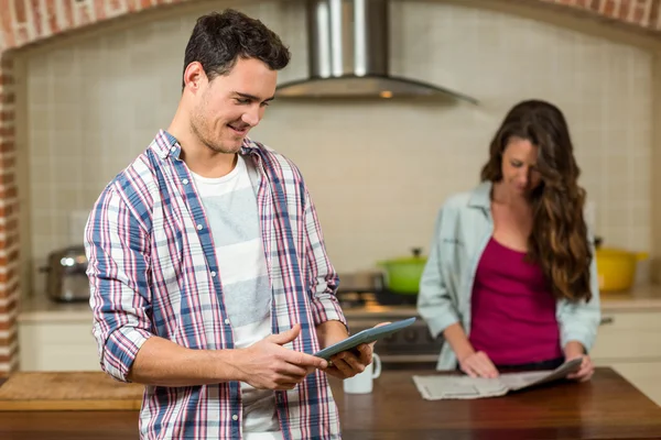 Homem usando tablet na cozinha — Fotografia de Stock