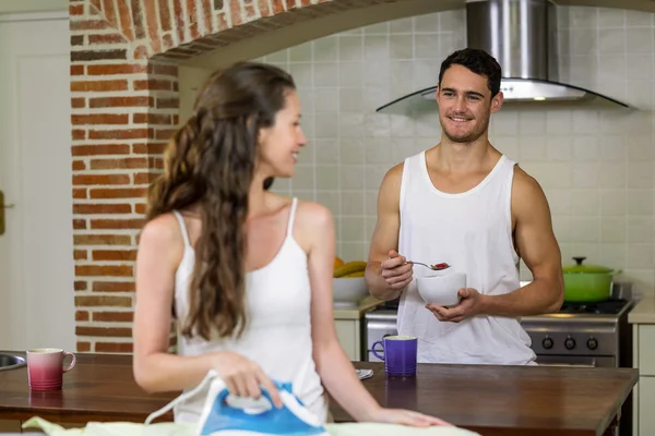 Man talking to woman while having breakfast — Stockfoto