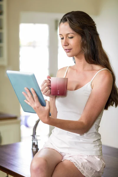 Heureuse jeune femme utilisant une tablette numérique — Photo