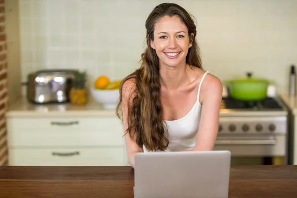 Felice giovane donna utilizzando il computer portatile — Foto Stock