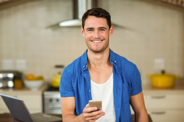 Gelukkig jonge man gebruikend smartphone — Stockfoto