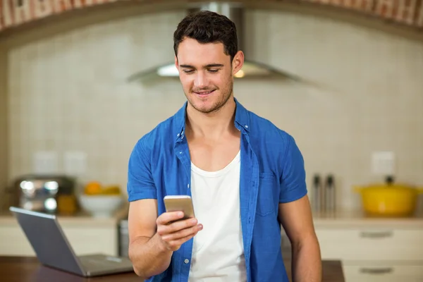 Gelukkig jonge man gebruikend smartphone — Stockfoto