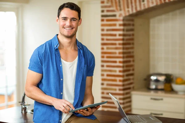 Hombre usando tableta en la cocina —  Fotos de Stock