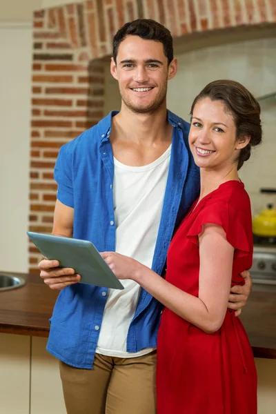 Junges Paar schaut auf digitales Tablet — Stockfoto