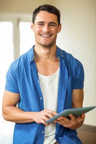 Homem usando tablet na cozinha — Fotografia de Stock