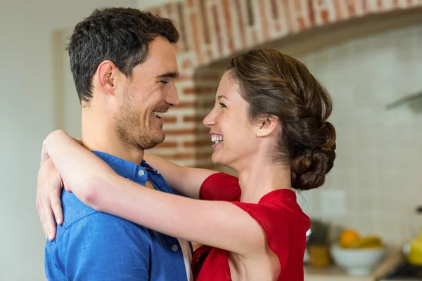 Coppia romantica in piedi faccia a faccia — Foto Stock