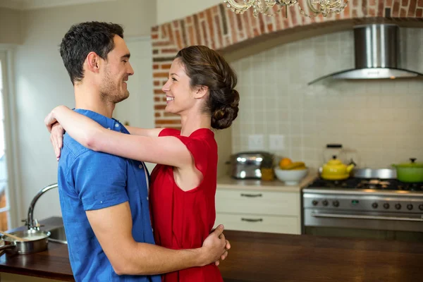 Coppia romantica in piedi faccia a faccia — Foto Stock