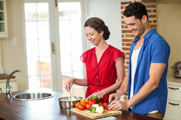 Giovane coppia che lavora insieme in cucina — Foto Stock