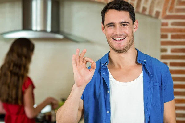 Junger Mann gestikuliert in Küche — Stockfoto