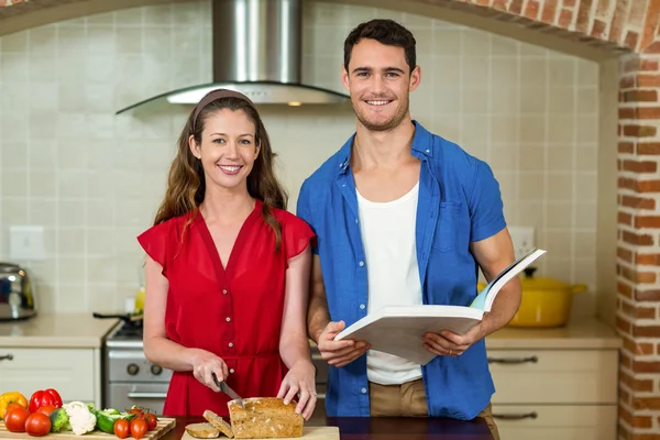 Porträt einer Frau beim Brotschneiden — Stockfoto