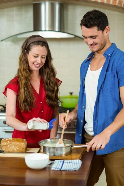 Giovane coppia preparazione pastella in padella — Foto Stock