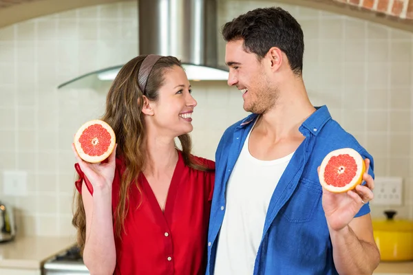 Couple holding slices of blood orange — Stok fotoğraf