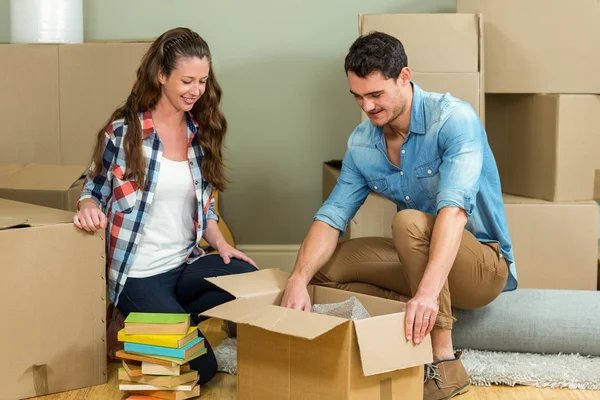 Pareja joven desempacando cajas de cartón —  Fotos de Stock