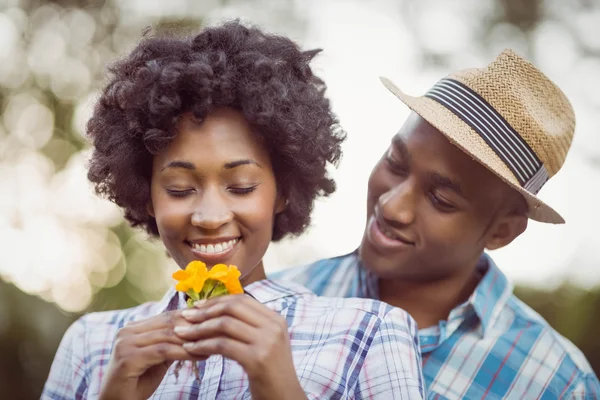 Smiling couple holding yellow flowers Royalty Free Stock Photos