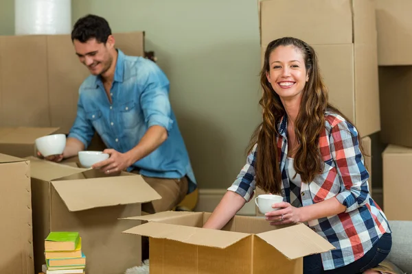 Pareja joven desempacando cajas de cartón —  Fotos de Stock