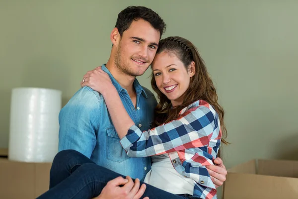 Hombre levantando mujer en sus brazos — Foto de Stock