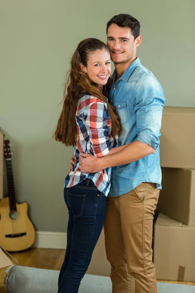 Casal romântico de pé cara a cara — Fotografia de Stock