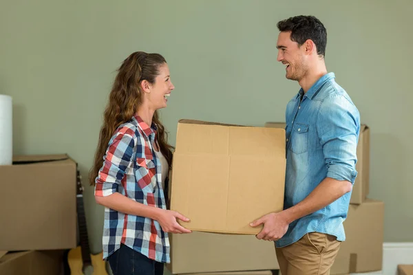 Junges Paar schaut von Angesicht zu Angesicht — Stockfoto