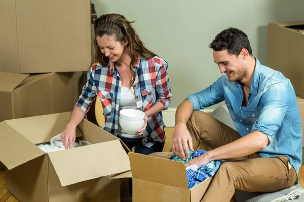 Young couple unpacking carton boxes — Stock Photo, Image