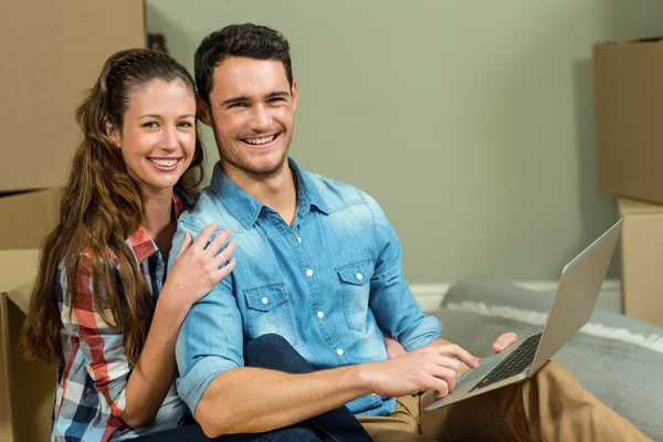 Junge Frau sitzt auf dem Boden und benutzt Laptop — Stockfoto