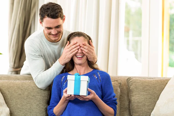 Uomo che fa un regalo a sorpresa per la donna — Foto Stock