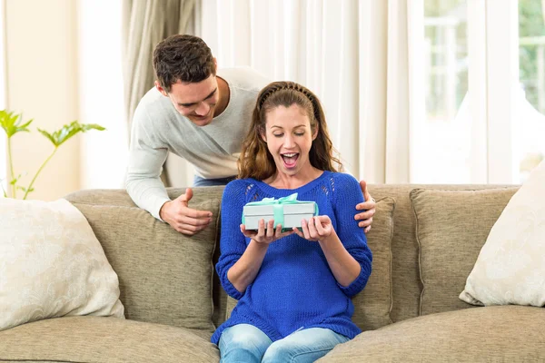 Woman receiving a surprise gift — Φωτογραφία Αρχείου