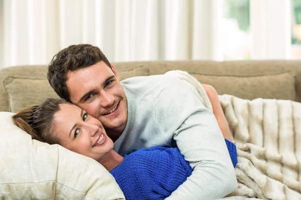 Retrato de pareja joven abrazándose en el sofá —  Fotos de Stock