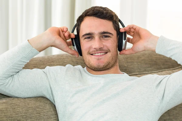 Portrait de jeune homme écoutant de la musique — Photo