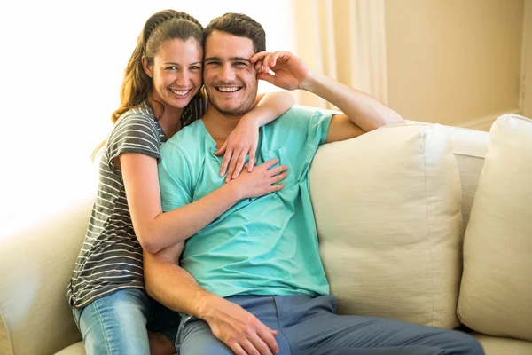 Porträt eines jungen Paares, das lächelt und sich umarmt — Stockfoto