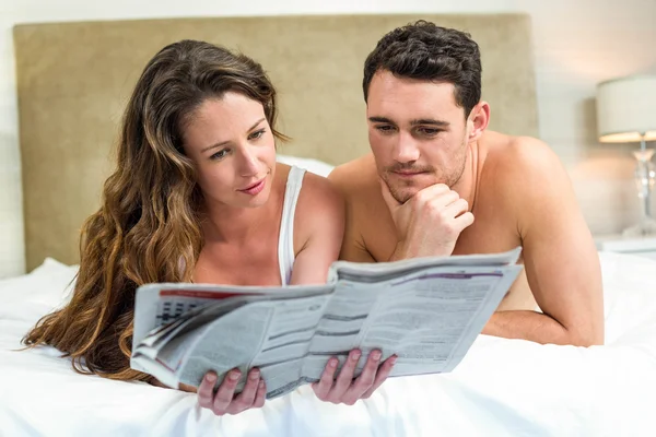 Sorrindo casal deitado na cama — Fotografia de Stock