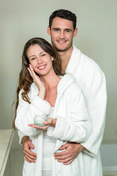 Retrato de pareja joven abrazando — Foto de Stock