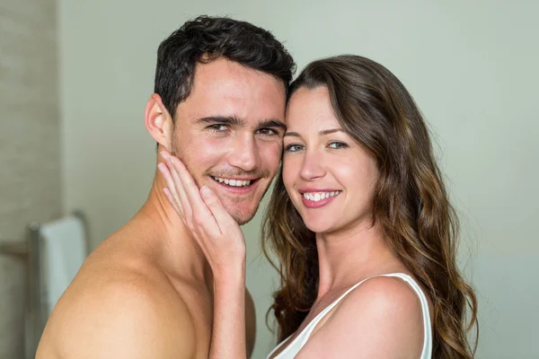 Портрет молодой пары, улыбающейся — стоковое фото