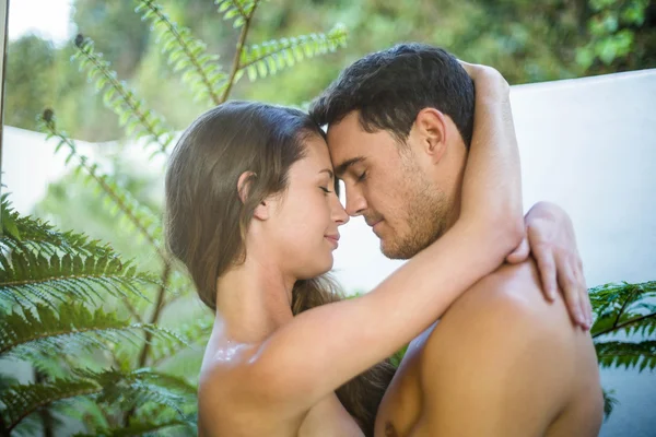 Pareja joven abrazándose en el jardín — Foto de Stock