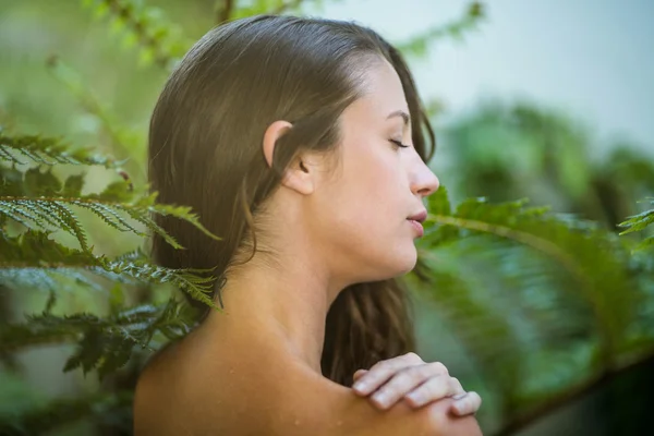 Mulher bonita de pé ao ar livre — Fotografia de Stock