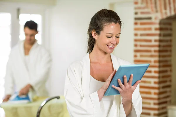 디지털 태블릿을 사용 하 여 목욕 가운에 여자 — 스톡 사진