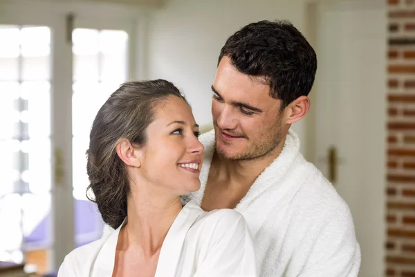 Casal em roupão abraçando uns aos outros — Fotografia de Stock