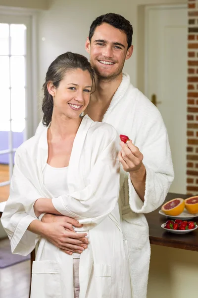 Homem alimentando morango para mulher — Fotografia de Stock